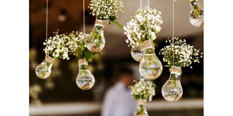 3 idei de decoratiuni florale pentru nunta la cort