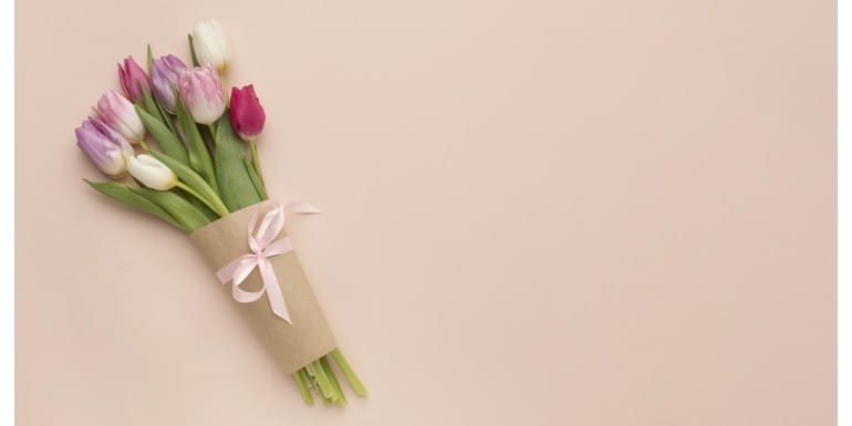 Dă un look special buchetelor de flori cu un ambalaj colorat