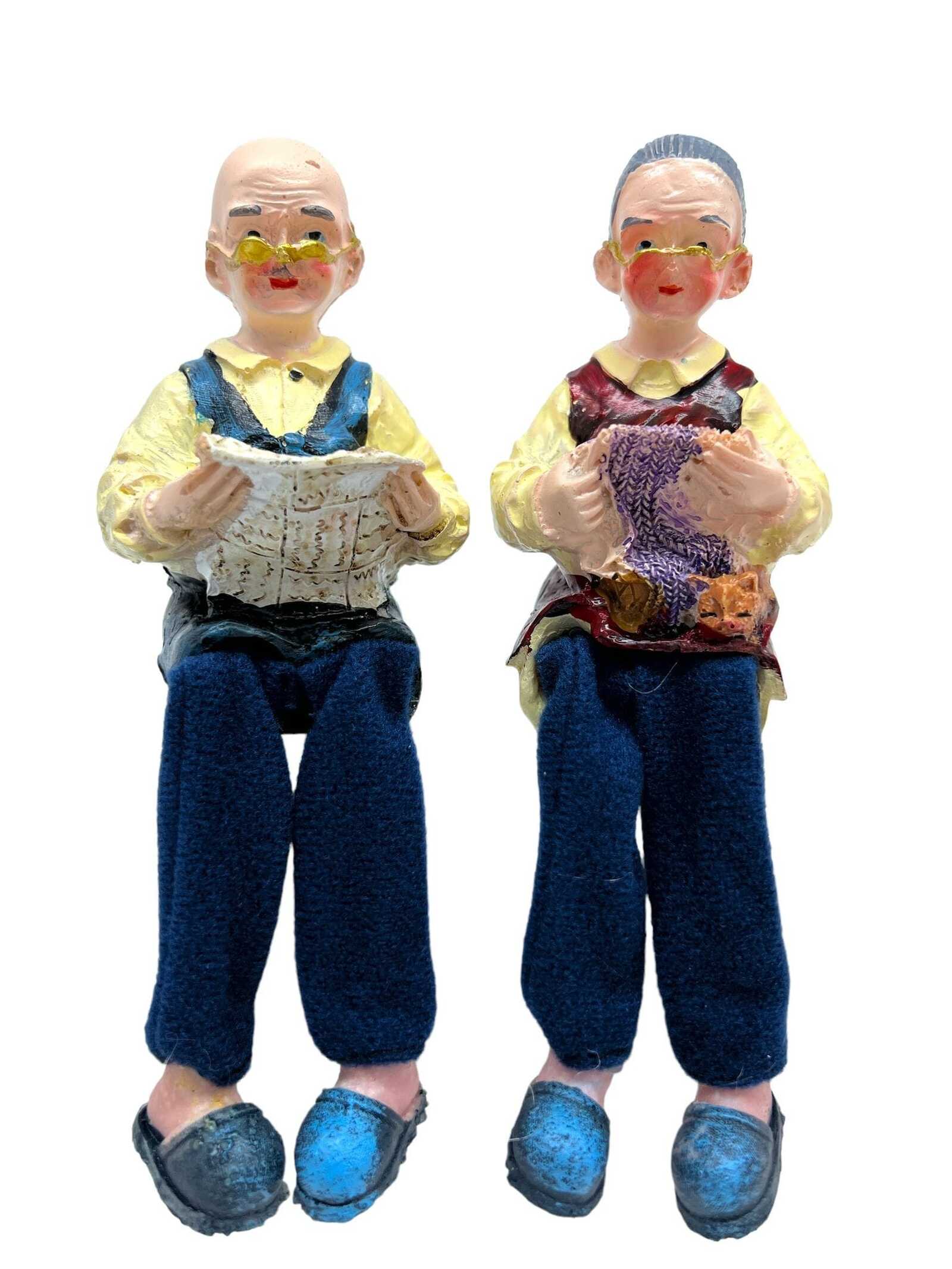 batrani-cu-picioare-ea-tricoteaza-el-cu-ziarul-2set