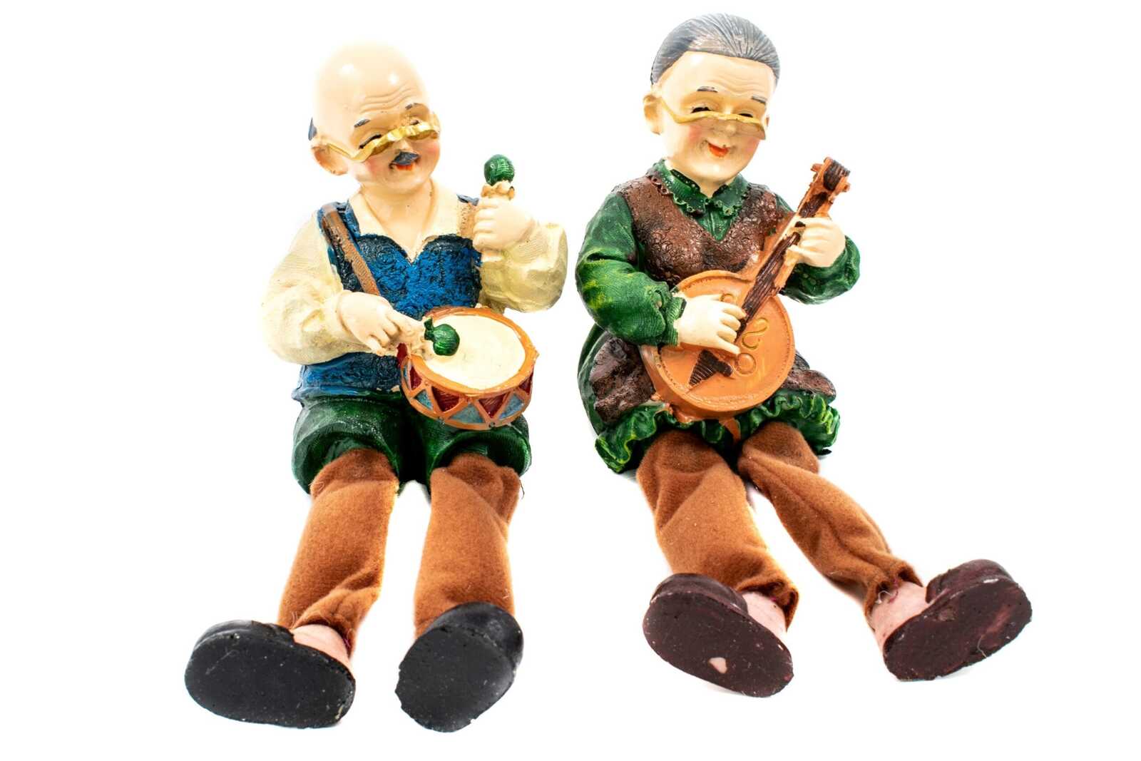 batrani-cu-picioare-ea-cu-mandolina-el-cu-toba-2set