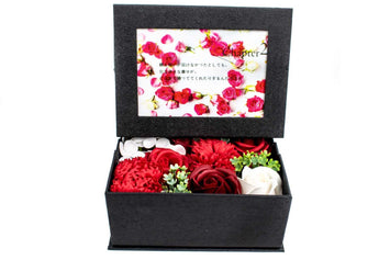 cutie-cadou-flori-din-sapun-cu-loc-pentru-mesaj-negru