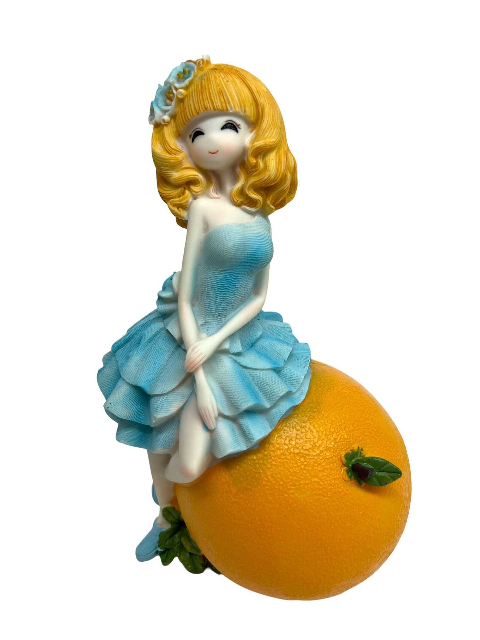 pusculita-din-rasina-fata-asezata-pe-o-portocala