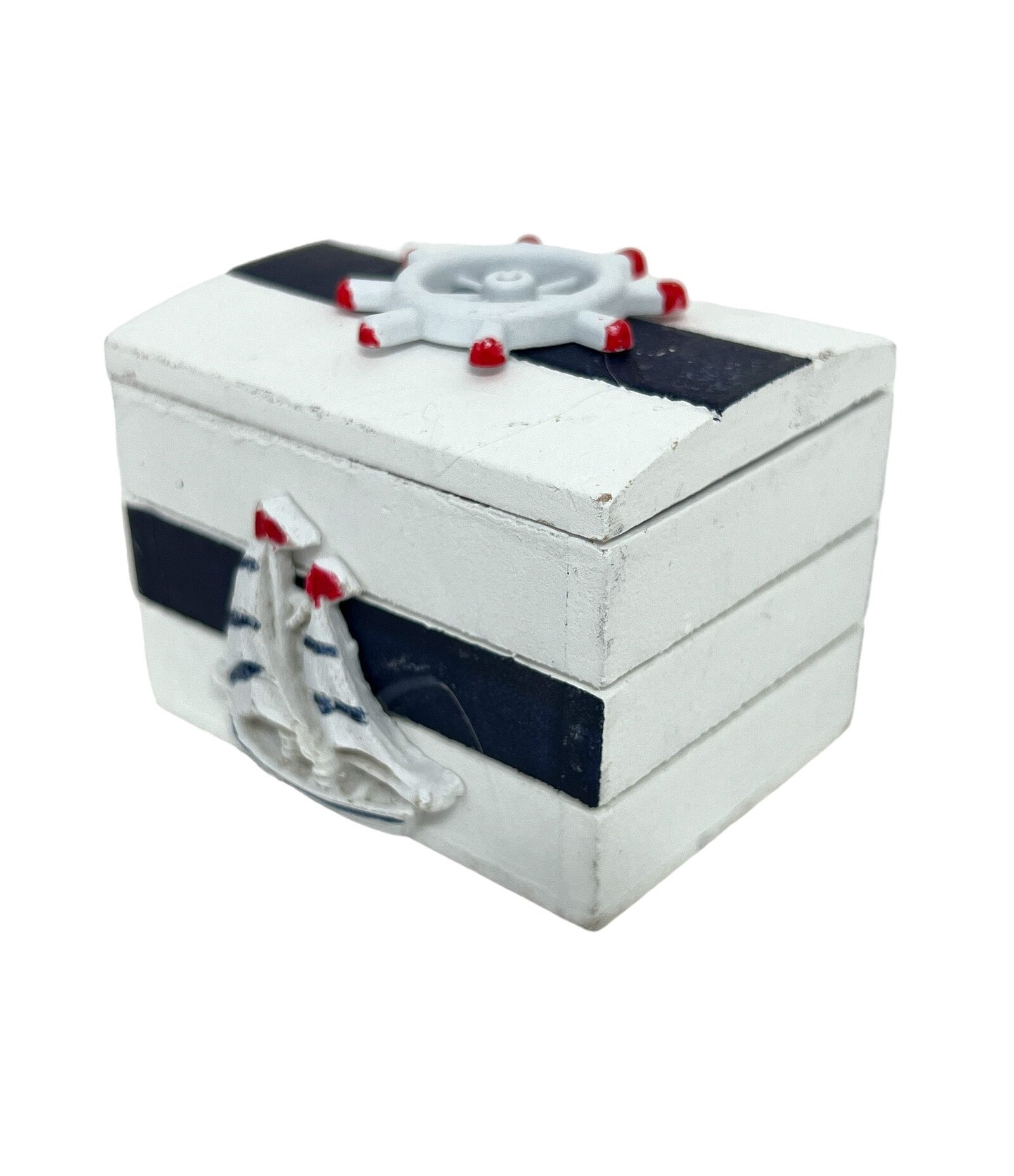 casete-din-lemn-alb-cu-dungi-bluemarin-cu-carma-si-barca