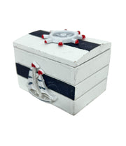 casete-din-lemn-alb-cu-dungi-bluemarin-cu-carma-si-barca