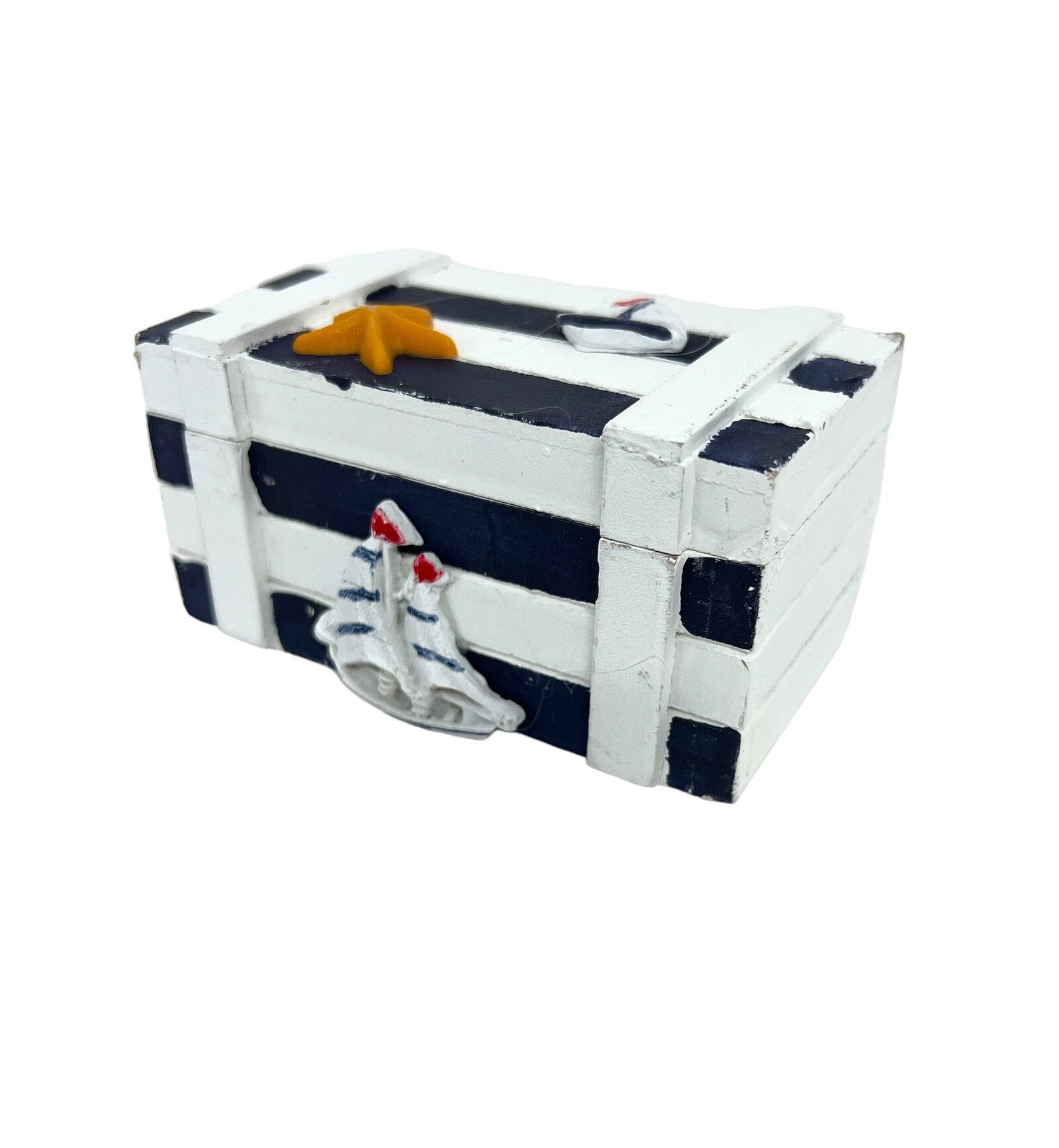 casete-din-lemn-alb-cu-dungi-bluemarin-cu-stea-de-mare