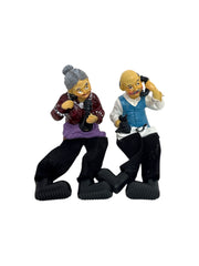Figurine din Rășină Bătrâni cu Picioare Atârnătoare – Cuplu la Telefon