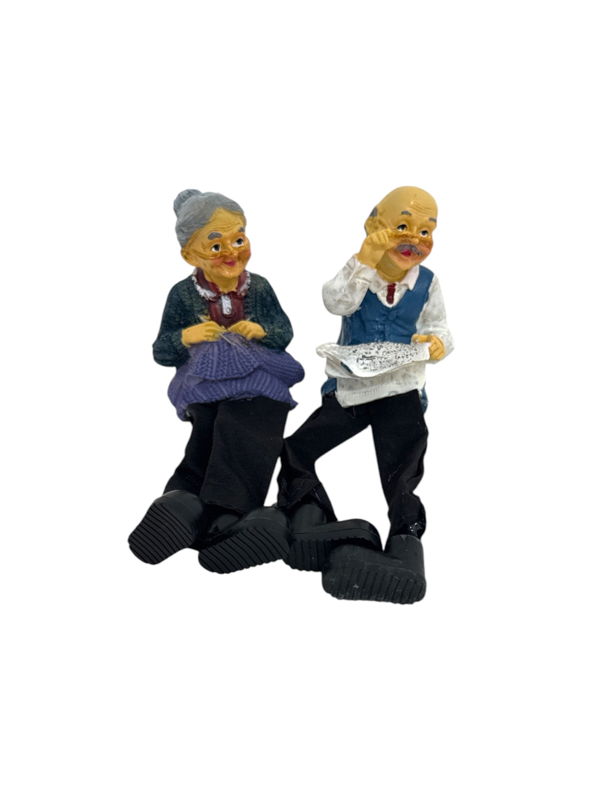 Figurine din Rășină Bătrâni cu Picioare Atârnătoare – Ea Tricotează, El Citește Ziarul